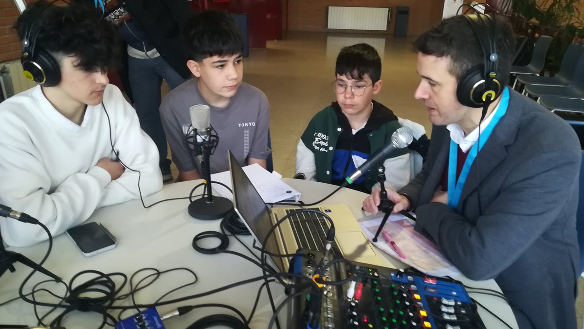 sbn9690's tweet photo. En directo desde el #CongresoLideresDigitales alumnos de Las Encinas charlan con un profesor y asesor del #ISMIE Intercambio de experiencias #IF_CMadrid #IFC_MADRID #congresolideresdigitales #MRCD #compdigedu #ATDigital #compdigedu_CM #innovation #innovacioneducativa https://t.co/uJcqFi8A2q