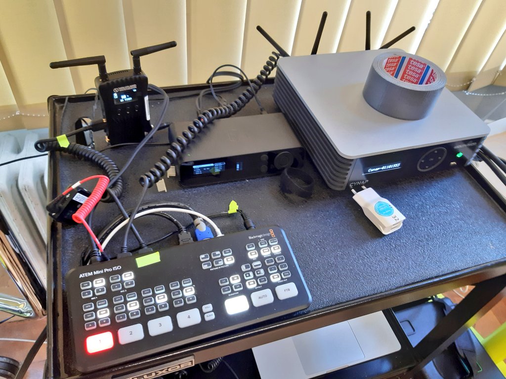 MMagdowski's tweet photo. Ich habe in einigen #Pelicase|s auch noch etwas #Hybridlehre-Technik zum Zeigen und Ausprobieren mitgebracht.
Vor Ort gab es aber auch alles, war das Herz begehrt:
- @Blackmagic_News-ATEM-Mini-Bildmischer
- @catchbox-Wurfmikrofon
- Profi-Kameras mit @Hollyland_Tech-Funkstrecken https://t.co/CMlz0RAhXo