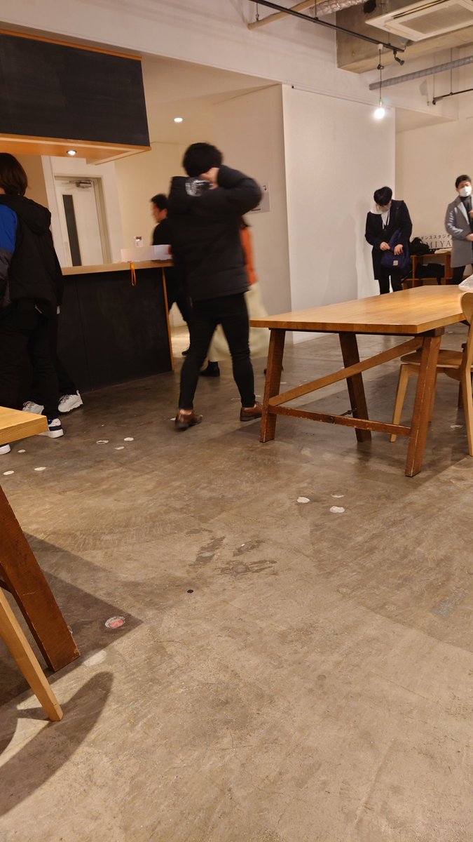 yukifprograming's tweet image. 炭酸水持って徘徊する陸さんの図