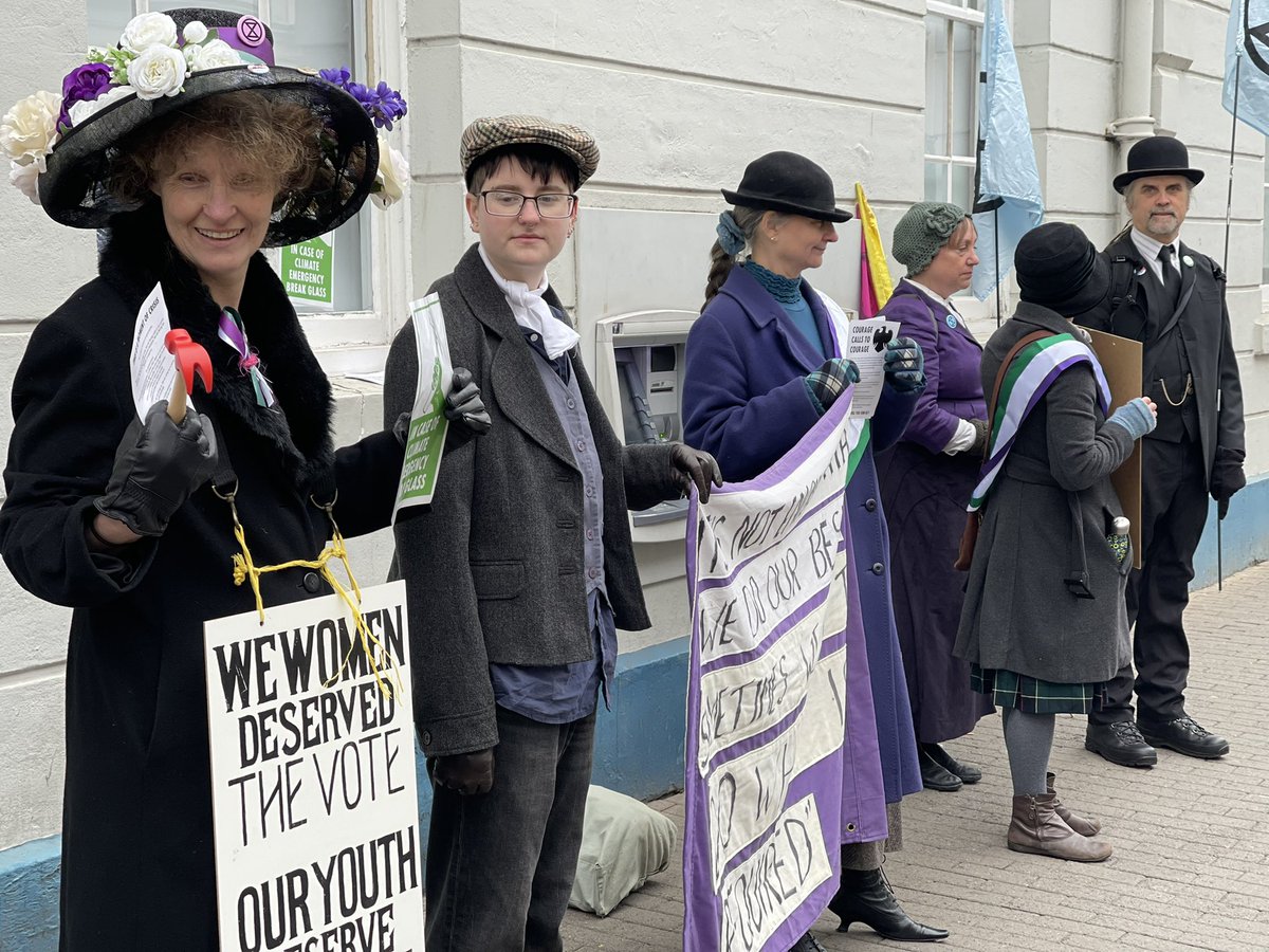 💜💚 “Women deserved the vote, Our young deserve a future” @XRMarches are outside 'climate criminals' @BarclaysUK in Hereford encouraging customers to switch to another bank. 💜💚 Barclays are the largest financier of fossil fuels in Europe. @sharklays
#BetterWithoutBarclays