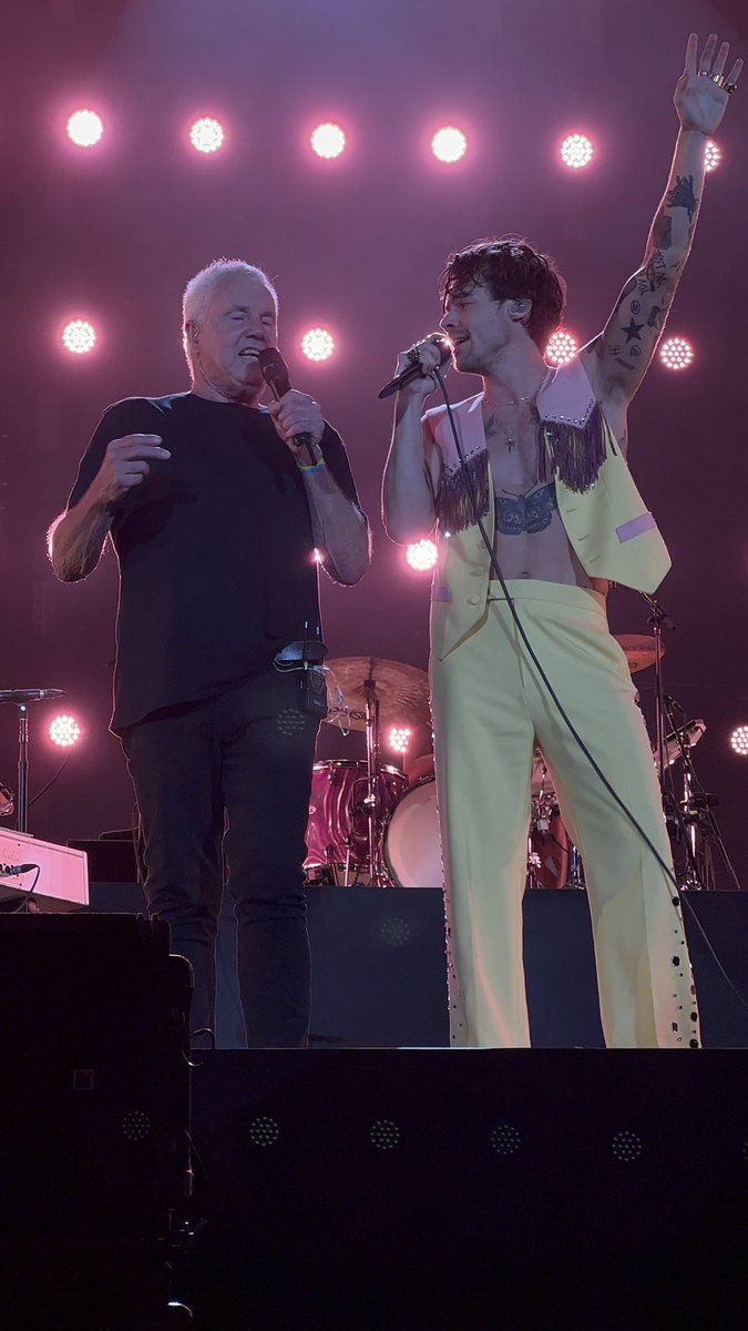 OT5DTour's tweet photo. Harry Styles and Daryl Braithwaite tonight for Love On Tour Sydney! #LoveOnTourSydney #Night2   

4.3.23 

via ESNYSIVAN https://t.co/QjOrU5pE4s