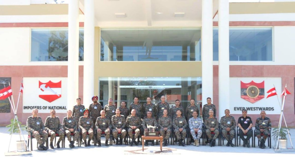 General Manoj Pande #COAS visited HQ #KhargaCorps and was briefed on operational preparedness. #COAS interacted with the commanders & staff officers and appreciated them for high standards of professionalism & devotion to duty. 

#IndianArmy
#OnPathToTransformation