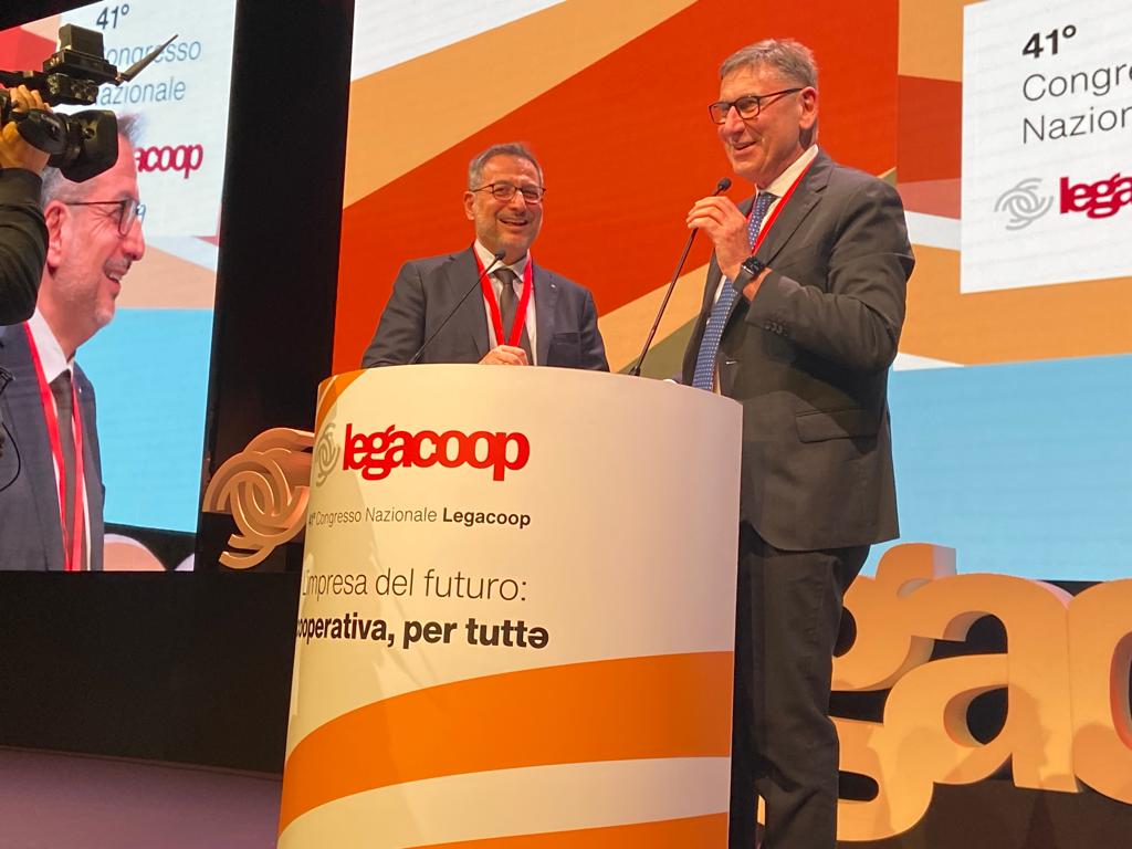 #41CongressoLegacoop 

🫂<a href="/mauro_lusetti/">Mauro Lusetti</a> passa il testimone a <a href="/SGamberini/">Simone Gamberini</a>

"Siamo come due direttori che si scambiano la bacchetta di una meravigliosa orchestra"❤️

🎶🎼

<a href="/AuditoriumPdM/">Auditorium PdM</a>
