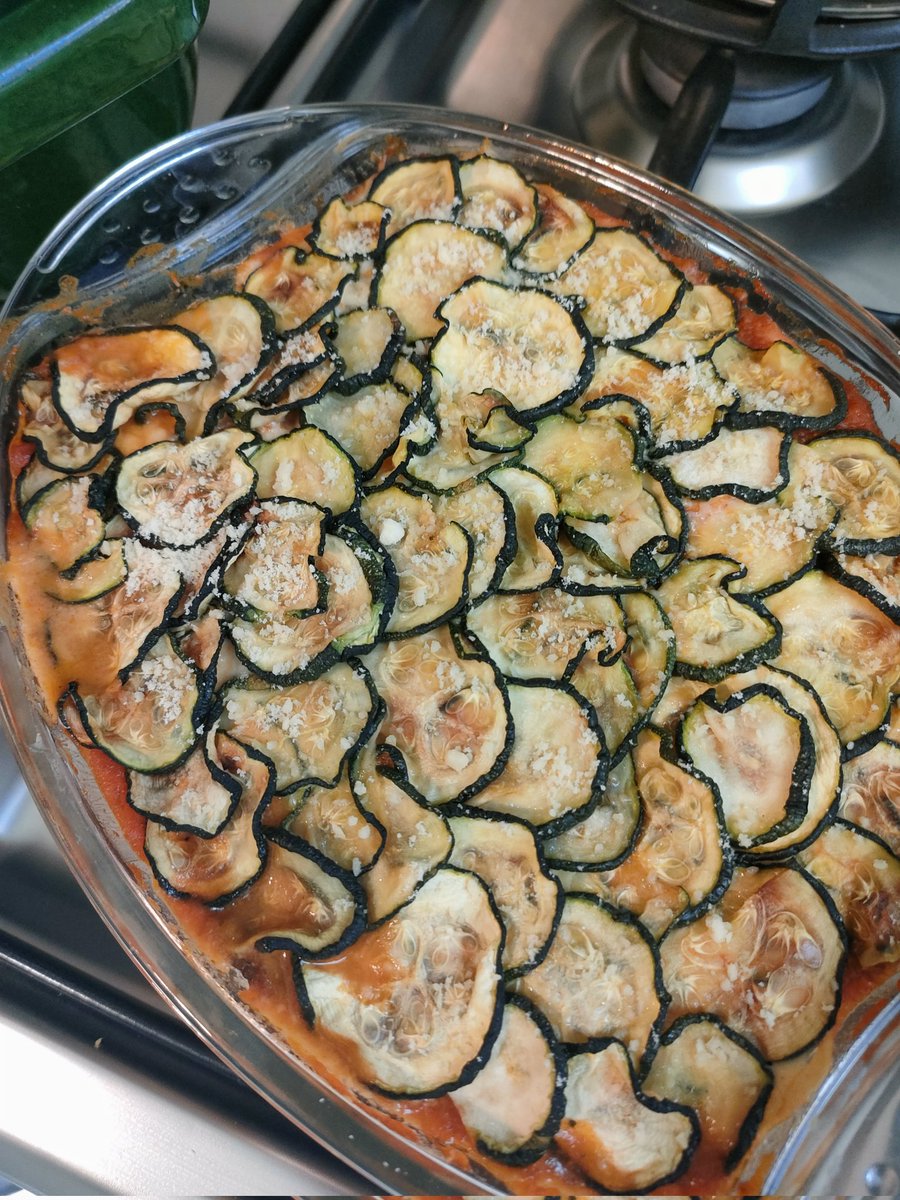 Hasil dapur hari ini, memasak vegetarian lasagna. Lapisan kulit lasagna diganti dengan zucchini dan terung. Bechamel dimodifikasi menjadi saus keju. Mari makan ❤️