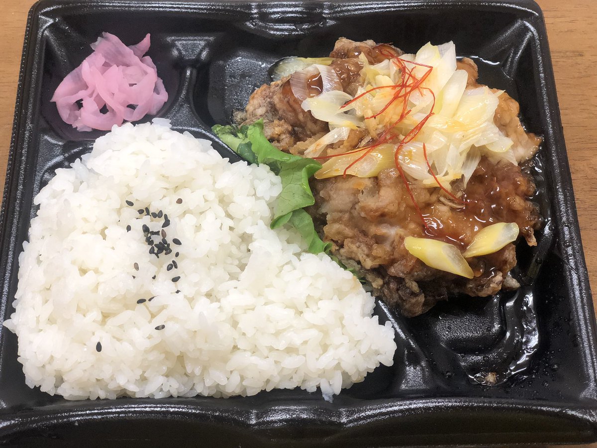 今日の賄い🍱 の 唐揚げがカリッ！と揚がってて、味付けもバッチリ👌 残り時間も頑張れる💪