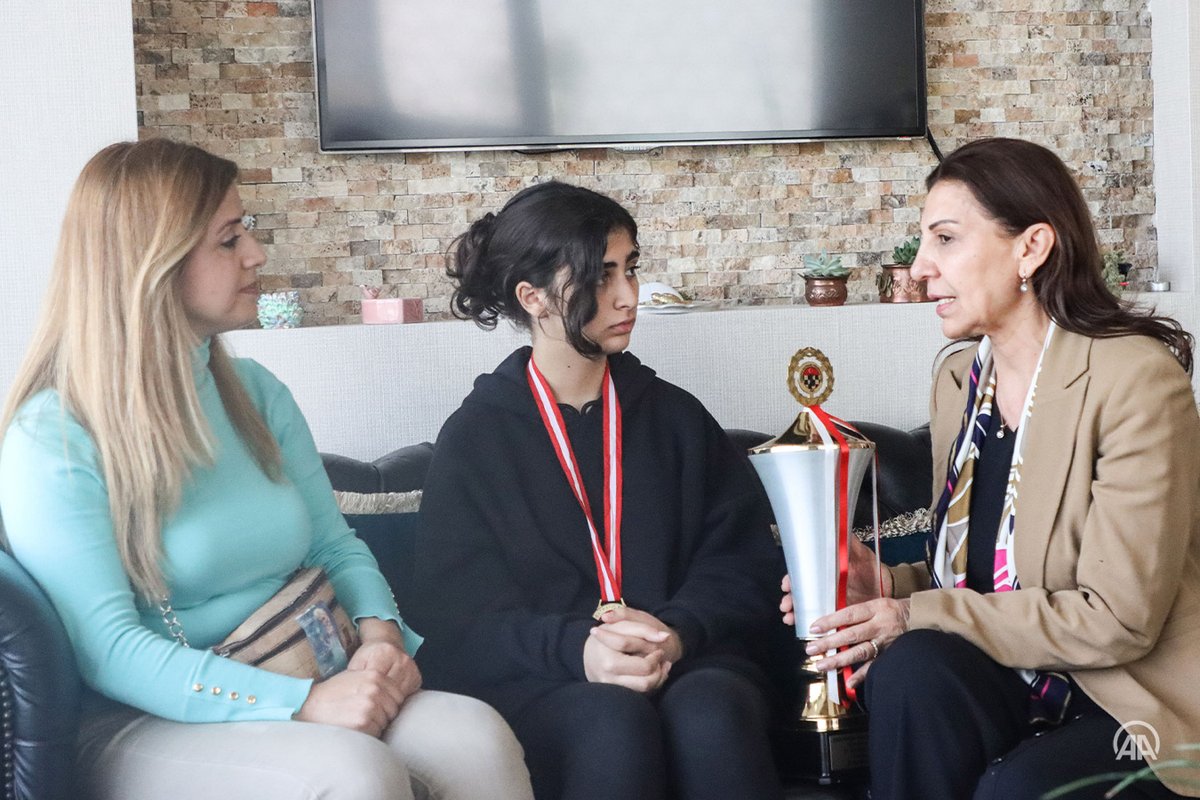 🏆 Depremde ödülleri enkaz altında kalan satranç şampiyonu yeni kupa ve madalyasına kavuştu.

🎙️ Hena Karadaş: "Kupa ve madalya benim için anlamlıydı, ilk Türkiye şampiyonluğumdu. Kupamın bana geri verileceğini hiç beklemiyordum. Çok mutlu oldum, minnettarım."