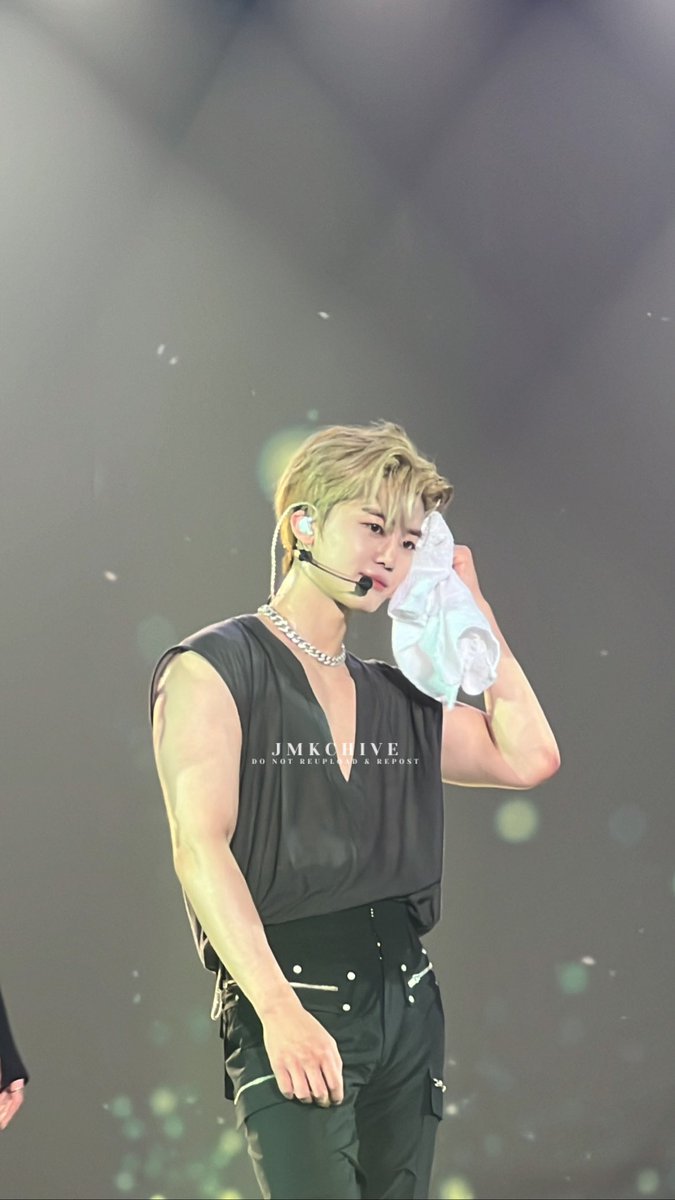 jmkchive's tweet photo. sekalian pamer otot #jaemin #THEDREAMSHOW2_in_Jakarta #TDS2inJAKARTA_DAY1 https://t.co/eTmt4Gk2zA