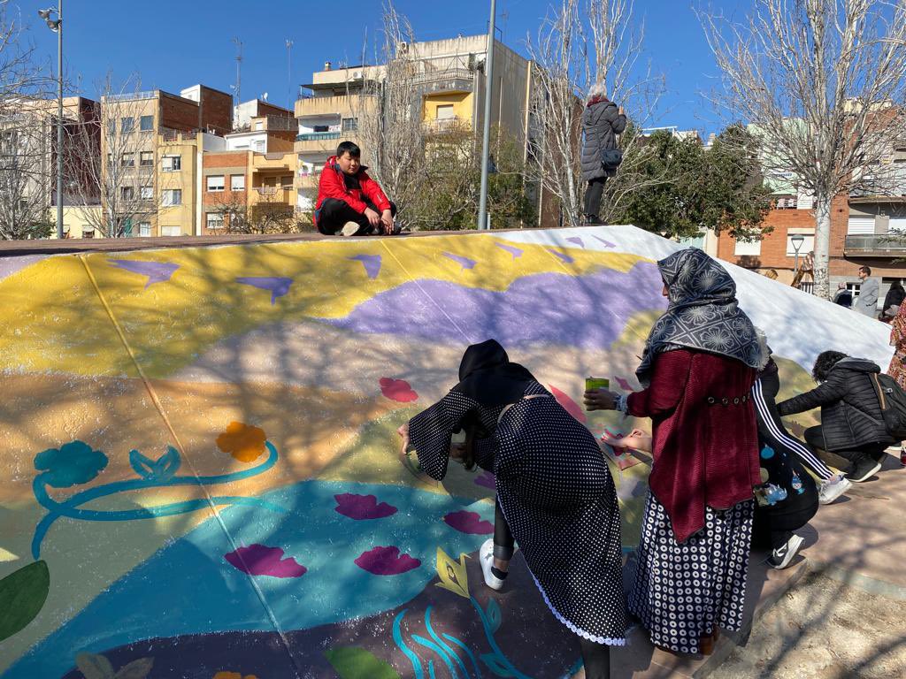 bdncom's tweet photo. Sota el lema "Juntes fem art al carrer", l'entitat @grupdonesllefia, juntament amb joves de @info_ISOM i alumnes de @LestonnacBDN, han pintat un mural a la Plaça de les Brigades Internacionals en el marc del #8M2023. També hi ha hagut una batucada a càrrec de Kapomba. #Badalona https://t.co/f6a0czy3As