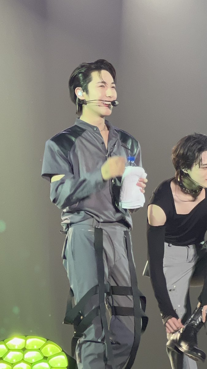 renbaoi's tweet image. renjun gw harus apa yh #THEDREAMSHOW2_in_Jakarta