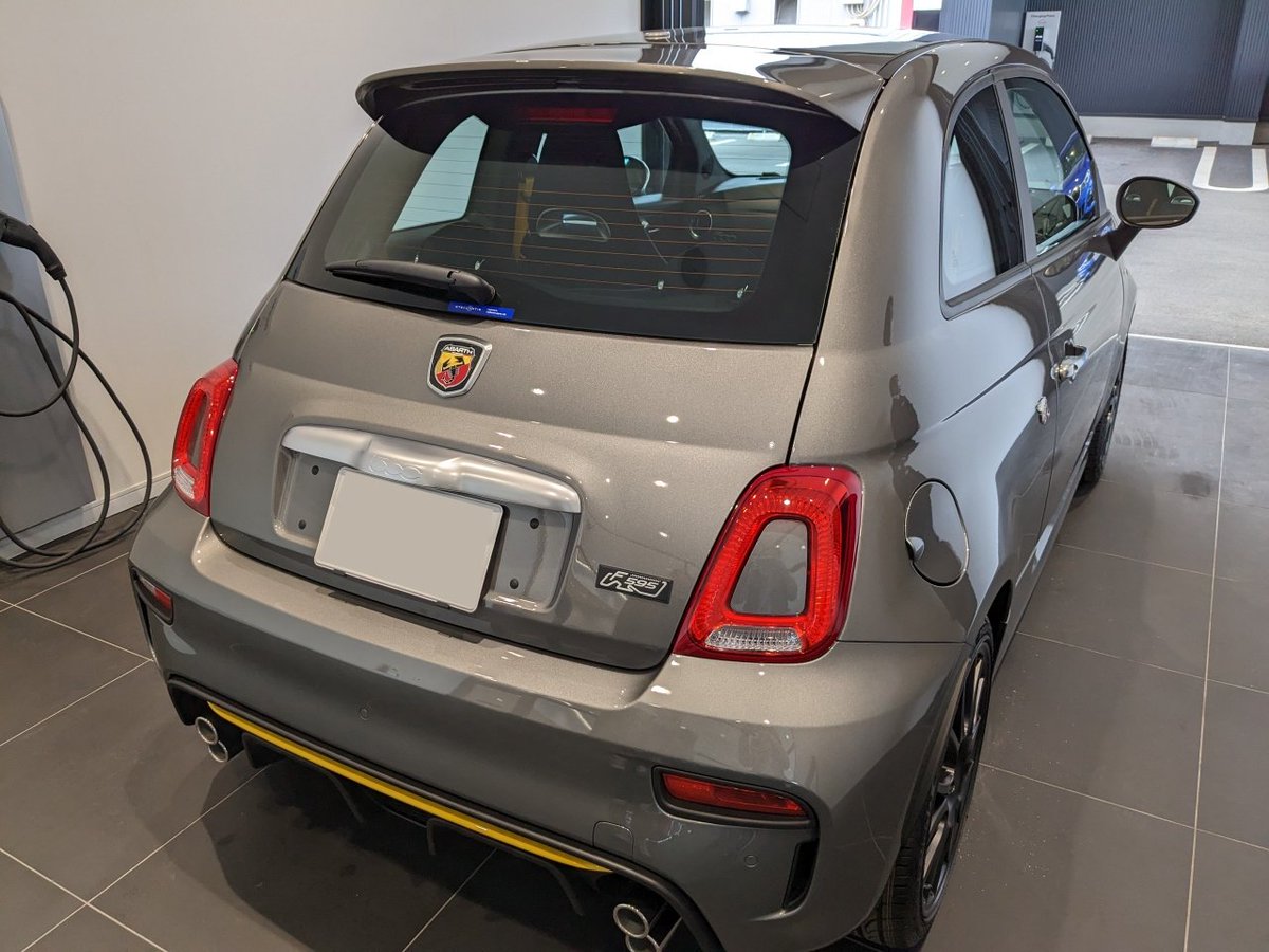 ABARTH F595に乗り換えました🦂
可愛い顔してマフラーハの字4本出しがいい感じ
これで奥さんの500とぼくのF595、ほぼ同じ形のイタ車が2台並ぶクレイジーハウスになりました!
この子は色々いじって遊び倒しますよー 