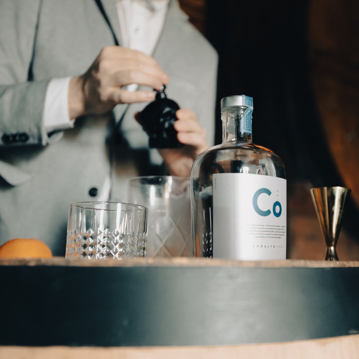 Gins_Cobalto's tweet photo. Sabia que o Co-17 deve o seu sabor a 6 botânicos? Zimbro, Hortelã-Pimenta, Lúcia-Lima, Cardamomo, Pêra, Uva Tinta Amarela.
#cobaltodouro #cobaltogin #co17 #gin #botanicos https://t.co/ogU6eObgPI