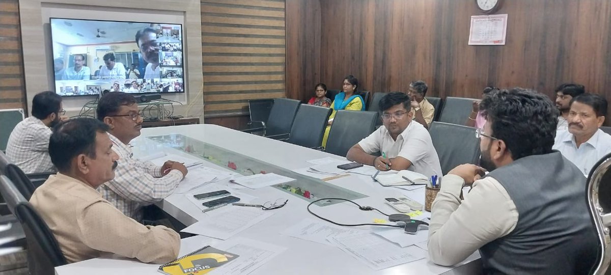 VBGRAMG2025VJP's tweet photo. ಮಾನ್ಯ ಮುಖ್ಯ ಕಾರ್ಯನಿರ್ವಾಹಕ ಅಧಿಕಾರಿಗಳು ತಾಲೂಕು ಪಂಚಾಯತಿಯ ಎಲ್ಲ ಕಾರ್ಯ ನಿರ್ವಾಹಕ ಅಧಿಕಾರಿಗಳು ಹಾಗೂ ಎಲ್ಲ ಪಂಚಾಯಿತಿ ಅಭಿವೃದ್ಧಿ ಅಧಿಕಾರಿಗಳಿಗೆ ಮುಂಬರುವ ಚುನಾವಣೆ ಕುರಿತು ಎಲ್ಲ  ಚಟುವಟಿಕೆಗಳನ್ನು ಹಮ್ಮಿಕೊಂಡು ಹೆಚ್ಚಿನ ಪ್ರಮಾಣದಲ್ಲಿ ಮತದಾನ ಆಗುವಂತೆ ಕ್ರಮ ಕೈಗೊಳ್ಳಲು ವಿಡಿಯೋ ಸಂವಾದದ ಮೂಲಕ ನಿರ್ದೇಶನ ನೀಡಿದರು.
#IRegister https://t.co/qxXuduxksq