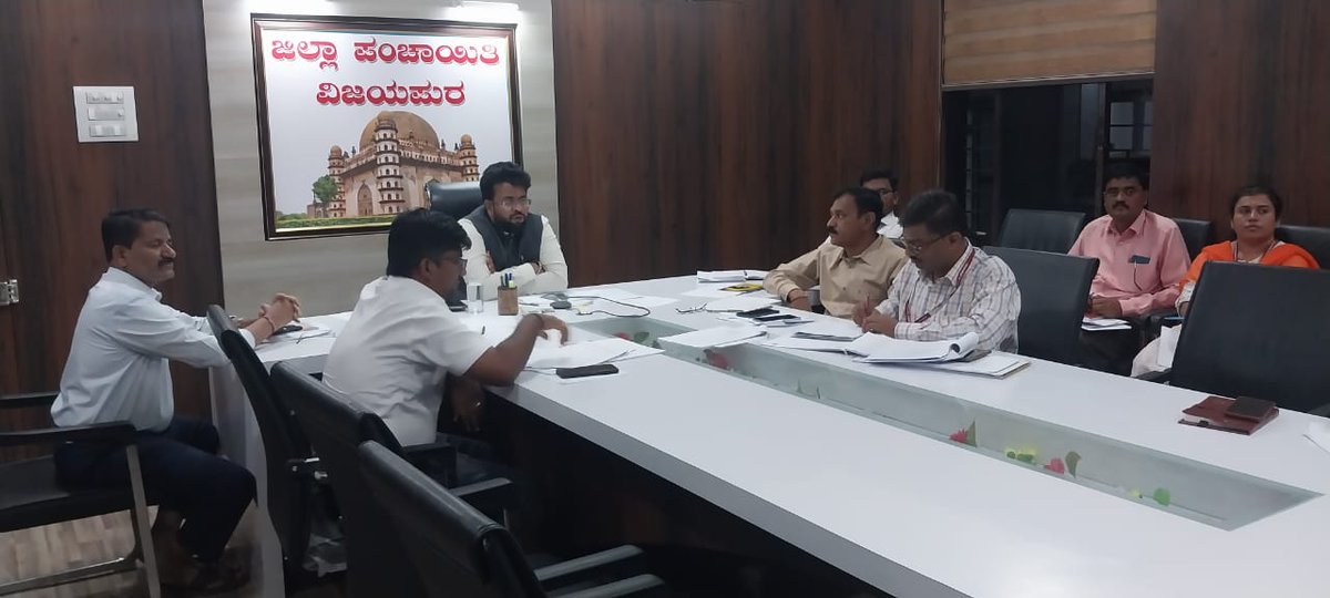 VBGRAMG2025VJP's tweet photo. ಮಾನ್ಯ ಮುಖ್ಯ ಕಾರ್ಯನಿರ್ವಾಹಕ ಅಧಿಕಾರಿಗಳು ತಾಲೂಕು ಪಂಚಾಯತಿಯ ಎಲ್ಲ ಕಾರ್ಯ ನಿರ್ವಾಹಕ ಅಧಿಕಾರಿಗಳು ಹಾಗೂ ಎಲ್ಲ ಪಂಚಾಯಿತಿ ಅಭಿವೃದ್ಧಿ ಅಧಿಕಾರಿಗಳಿಗೆ ಮುಂಬರುವ ಚುನಾವಣೆ ಕುರಿತು ಎಲ್ಲ  ಚಟುವಟಿಕೆಗಳನ್ನು ಹಮ್ಮಿಕೊಂಡು ಹೆಚ್ಚಿನ ಪ್ರಮಾಣದಲ್ಲಿ ಮತದಾನ ಆಗುವಂತೆ ಕ್ರಮ ಕೈಗೊಳ್ಳಲು ವಿಡಿಯೋ ಸಂವಾದದ ಮೂಲಕ ನಿರ್ದೇಶನ ನೀಡಿದರು.
#IRegister https://t.co/qxXuduxksq