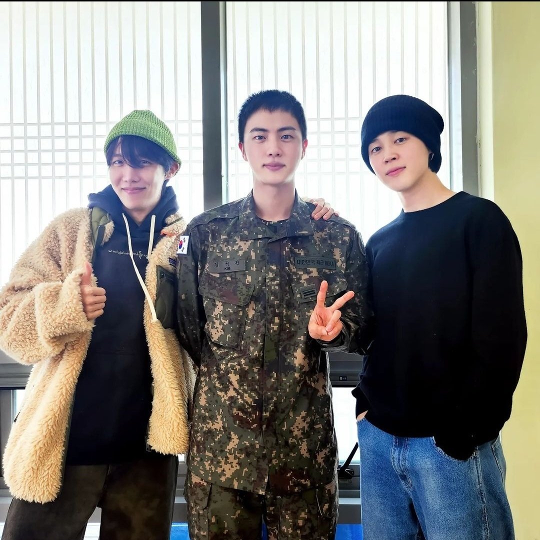 seokjinique's tweet photo. NO ONE TOUCH ME I LOVE THEM SO MUCH https://t.co/y7sYGdkboV