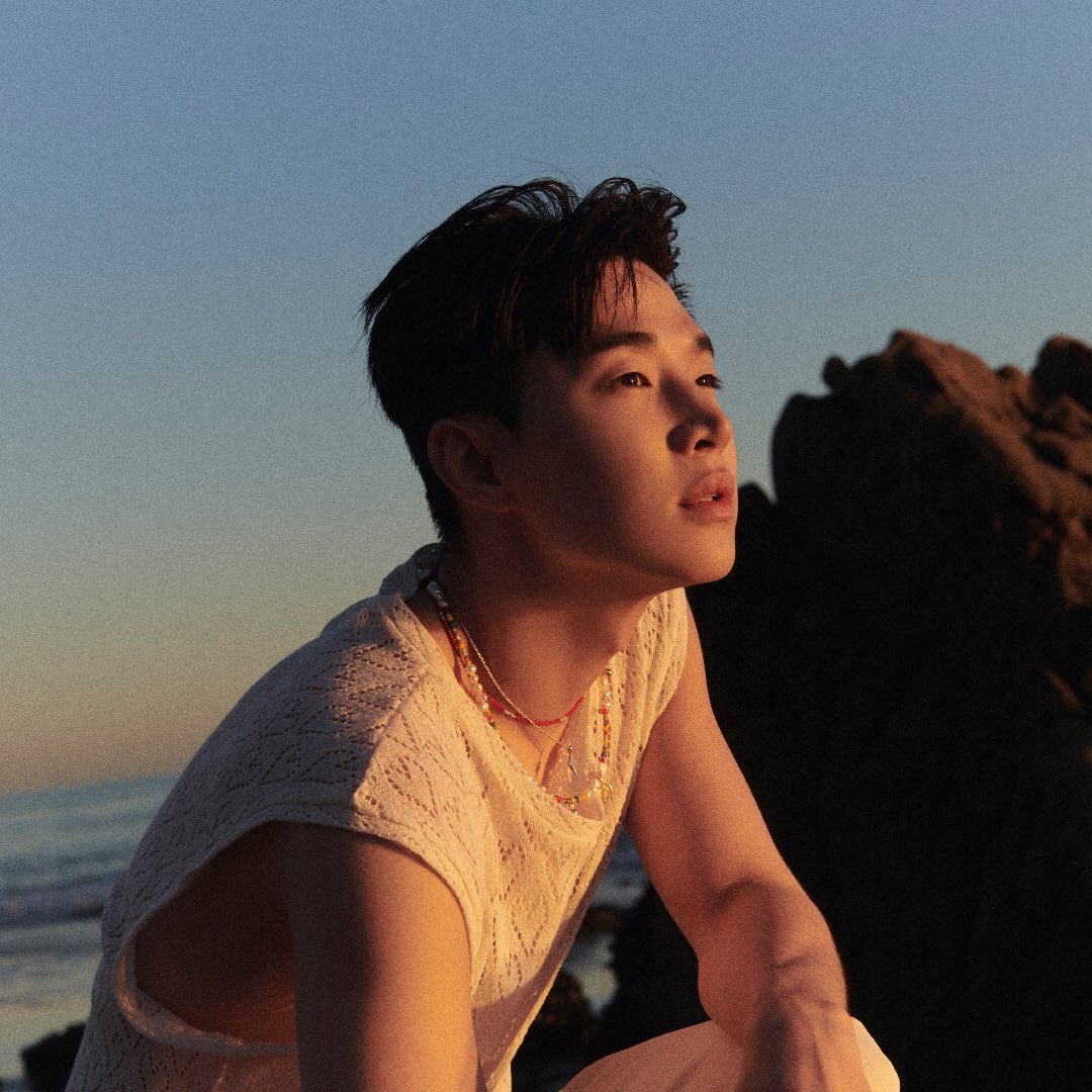 HENRY is coming to town and he’s bringing his playlist of bangers ▶

You can vibe out to any of his songs 🌙 but we want to hear your guesses!

Let’s do a giveaway to celebrate! 
3 lucky winners will win a SIGNED POSTER from HENRY 👏

🌙 instagram.com/p/CpW-HppPz3O/…

#SONICA #henry