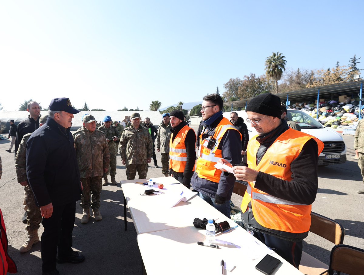 Milli Savunma Bakanı Hulusi Akar, Hatay Lojistik Merkezini ziyaret ederek, bölgede görevli MÜSİAD gönüllülerimizden çalışmalara ilişkin bilgi aldı.

Afet bölgesindeki ekiplerimiz depremin yaşandığı ilk andan itibaren lojistik destek ve yardım çalışmalarını aralıksız sürdürüyor.