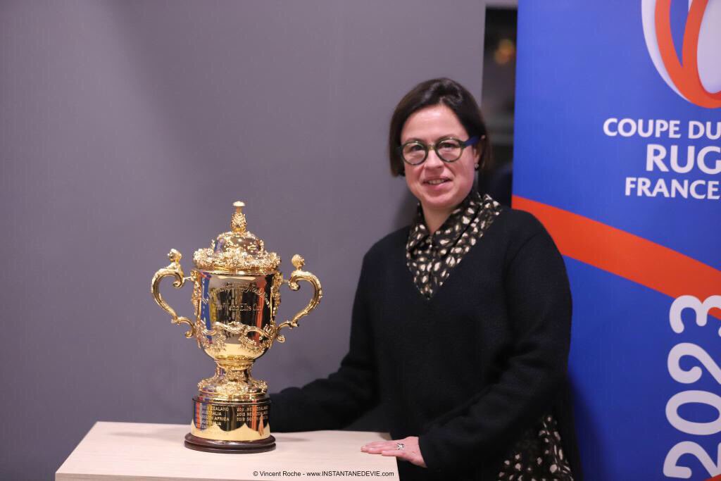 EntASMenmelees's tweet photo. De larges sourires aux côtés du prestigieux #trophée Webb-Ellis à l’occasion du Club House spécial @France2023 !
Julien Bonnaire #ambassadeur #France2023 et les équipes de Lyon et de St Etienne étaient parmi nous en vue de ce bel événement sportif
@FranceRugby @ASMOfficiel https://t.co/1gUjdSmlnm