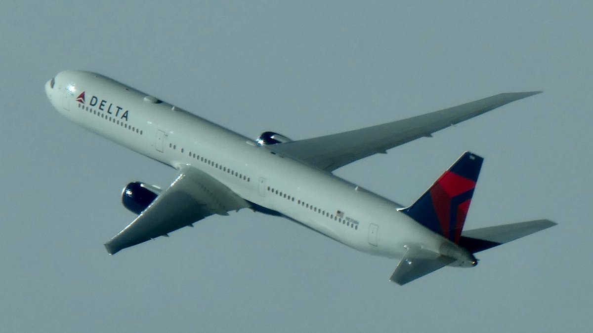 zepyaf's tweet photo. Hier sur #AF054 nous avons doublé un 767 de @Delta au dessus de l’Atlantique.
Les séparations verticales de 1000ft sont impressionnantes mais parfaitement réglementaires.
@piloteus c’était toi sur le Zurich / JFK ? 😇 https://t.co/zURLPNz06A