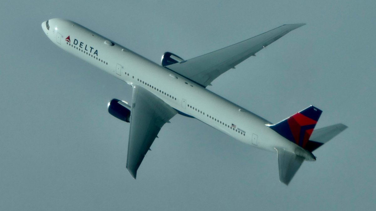 zepyaf's tweet photo. Hier sur #AF054 nous avons doublé un 767 de @Delta au dessus de l’Atlantique.
Les séparations verticales de 1000ft sont impressionnantes mais parfaitement réglementaires.
@piloteus c’était toi sur le Zurich / JFK ? 😇 https://t.co/zURLPNz06A