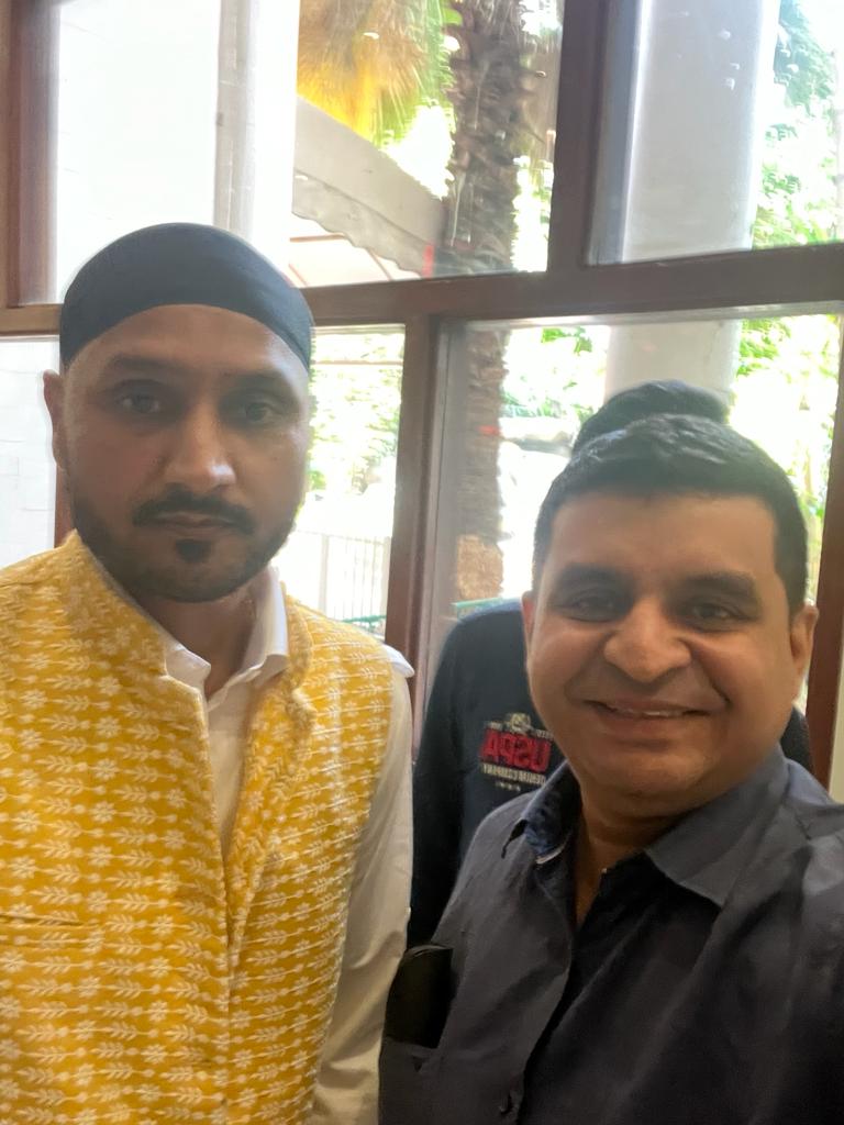 SantoshPasi's tweet photo. Guess who? 

Hint: #IndvsAus Indore #TradersMela 
@moneycontrolcom https://t.co/uV7JD2Ihjw