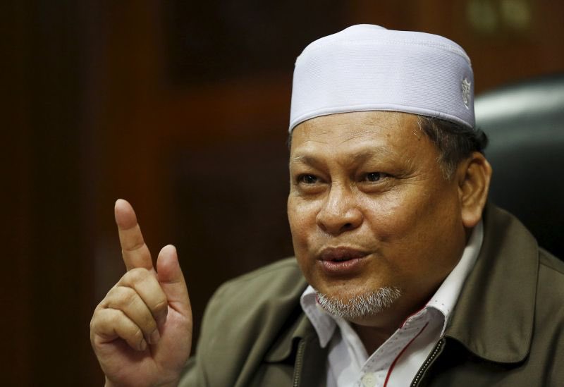 BermamaTV's tweet photo. Pemimpin PAS Kelantan hari ini mempertahankan tindakan seorang Exco Terengganu yang menuang air oren ke dalam makanan.

"Kalau guna air sungai belakang Tesco tentu lebih sedap", ulas Nik Amar yakin. https://t.co/UoSEhh7AQX