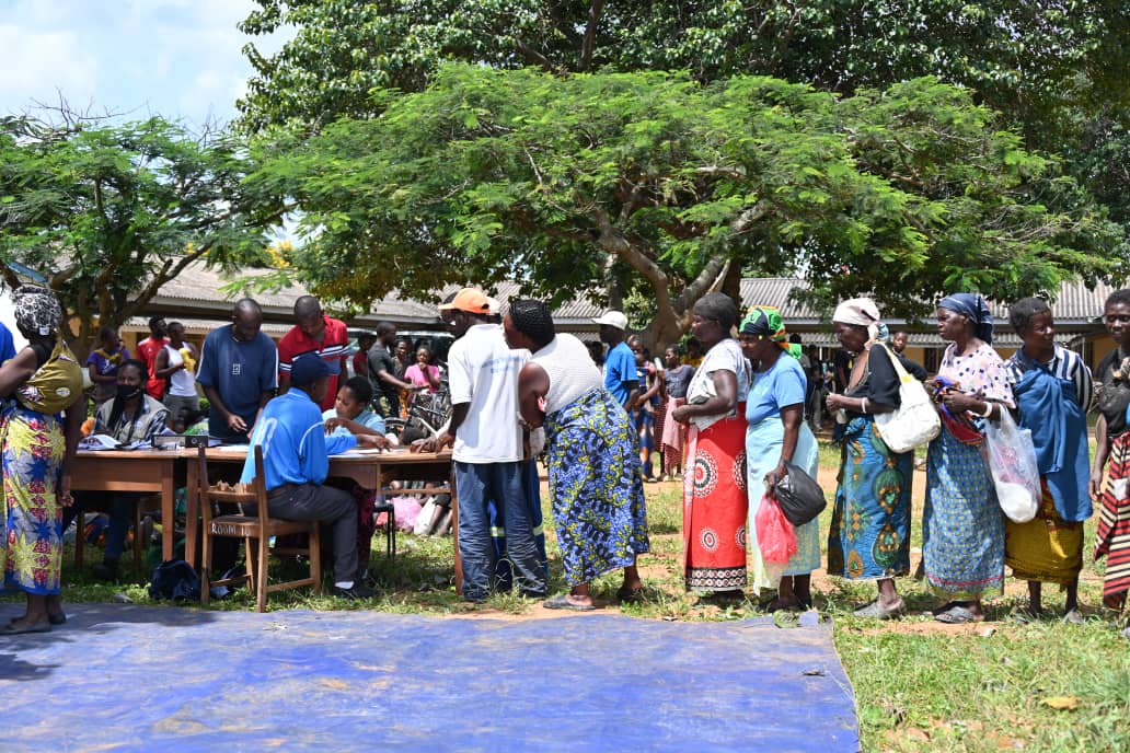 WorldVisionZamo's tweet photo. With support from #STARFund, #Davis&amp;Shirtliff, #LICS, and #ZambiaSugar,  @WorldVisionZamo has continued distributing food and non-food necessities to the flood victims. Ngwezi Ward victims received soap, beans, mealie meal, liquid chlorine, beans and soya HEPS. #EmergencyResponse https://t.co/xO6Ht7gVr5