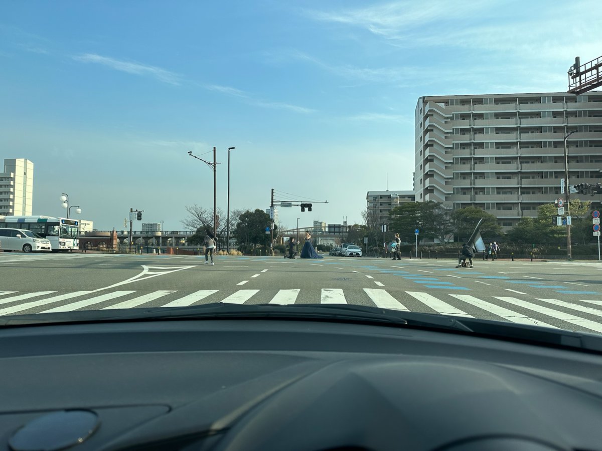 dachigouki's tweet photo. 3/4の16:27頃のとある光景。。。
これ、交差点のど真ん中よｗ
赤信号待ち中にまさかのｗｗｗ
※プライバシー保護のため、顔には
　ボカシ入れてます( ´艸｀)
#プロポーズ https://t.co/FkkgwNi89o