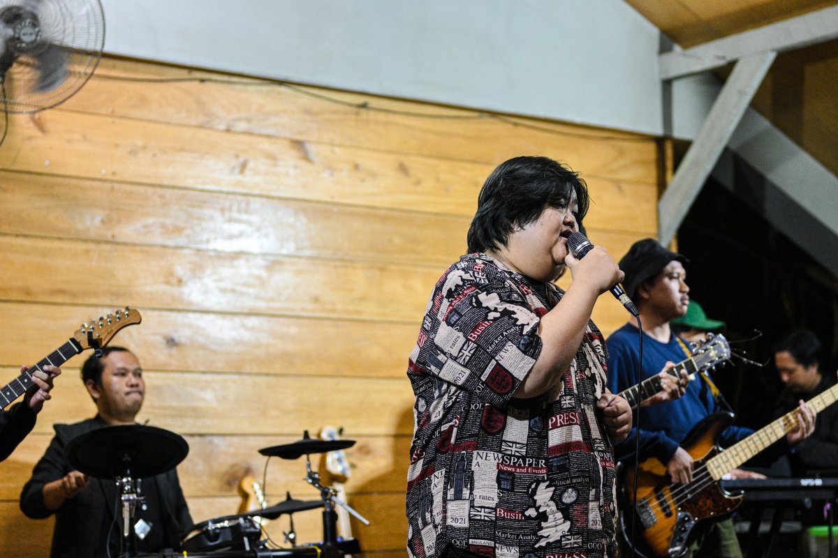 grubsebelah's tweet photo. Terimakasih untuk keseruan nya semalam.
Semoga dapat bertemu lagi di acara keren lain nya.
Teman-teman @distrik.55 kalian luar biasa.
Gambar di abadikan oleh : @bukankangphoto
#grubsebelah #grubsebelahmusik #indonesian #gigs #distrik.55 #pleasure https://t.co/Lh9LIXgT33