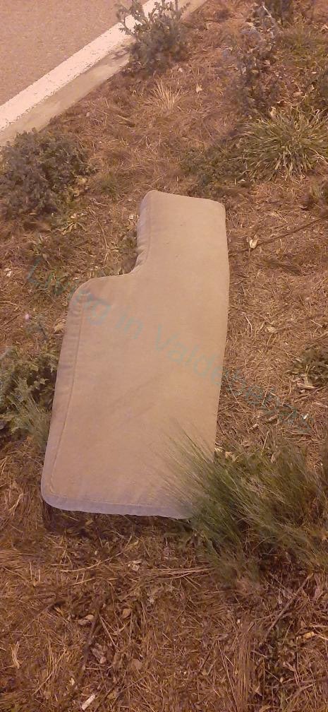 LivingValdbebas's tweet photo. Cojín de terraza, probablemente haya volado, ⚠️⚠️que peligro ⚠️⚠️ y abrigo encontrados por el barrio.

#perdidosvdbb https://t.co/N4O3gOzxSj