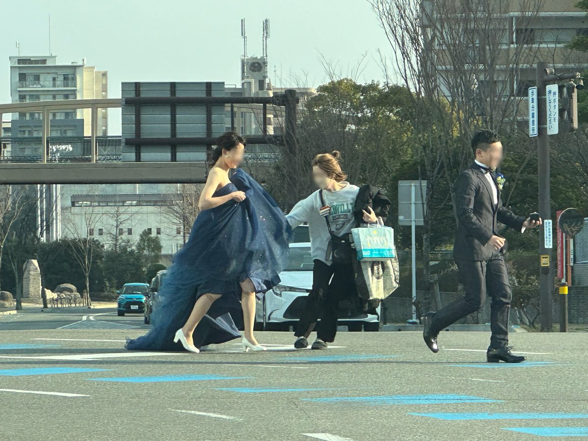 dachigouki's tweet photo. 3/4の16:27頃のとある光景。。。
これ、交差点のど真ん中よｗ
赤信号待ち中にまさかのｗｗｗ
※プライバシー保護のため、顔には
　ボカシ入れてます( ´艸｀)
#プロポーズ https://t.co/FkkgwNi89o