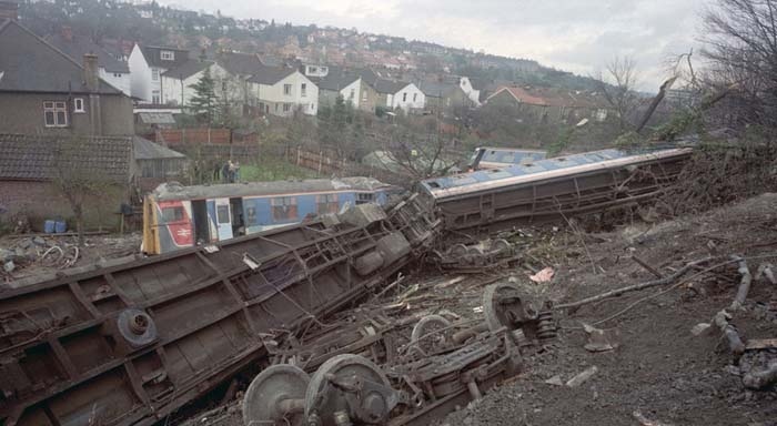 Today we remember those who lost their lives 34 years ago at the #Purley train crash. The collision derailed the train & six carriages careered down the embankment. Sadly five people died & 88 were injured. Our thoughts are with all those affected orlo.uk/aSdSn