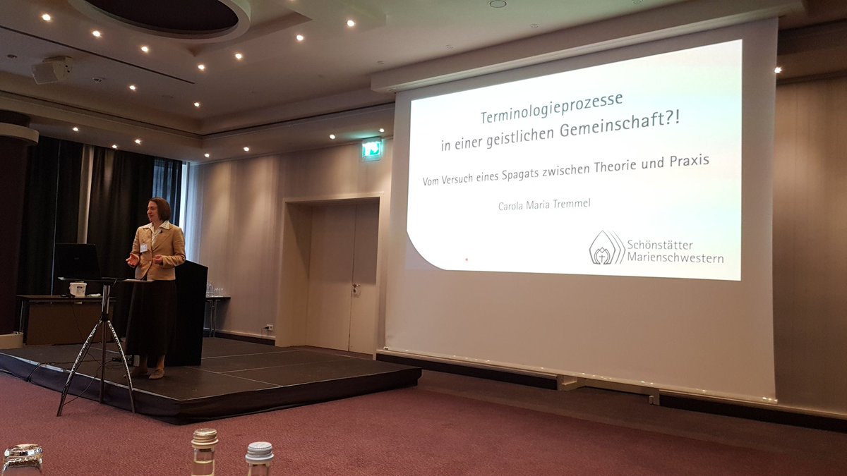 Tag 2 von #DTTSymposion2023 beginnt mit den Preisträgervorzrägen. Carola Tremmel spricht zu Terminologieprozessen in einer geistlichen Gemeinschaft.