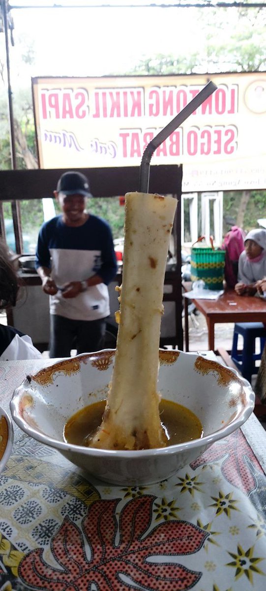 Kuliner Sore Kota Malang
Lontong kikil dan Sego Babat Cak Man
📍Jl Joyo Agung (arah ke Villa Bukit Tidar) Merjosari.

Recommended karena kikilnya empuk dan ga bau, babatnya juga recommended berbumbu banget.

Free sumsum kalo masih tersedia 

Yuk makan