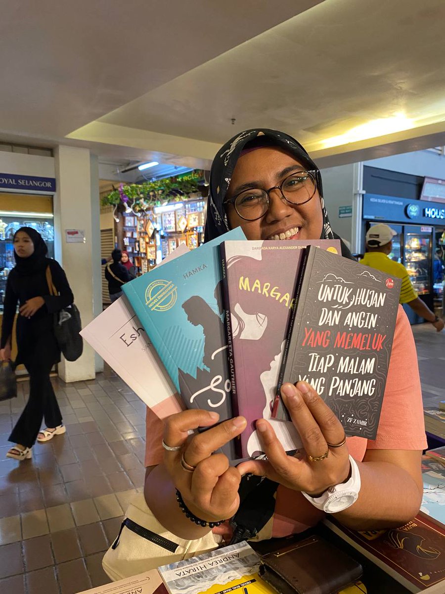 jejaktarbiah's tweet image. Meriah hari di #SUKASENI seperti #klab2023 - sedikit liputan setakat hari kedua:

- Weekend yang meriah dengan kehadiran ramai pelancong dari luar negara.

- Ramai yang singgah ke Central Market untuk berjalan-jalan sebab malam ini ada konsert Blackpink di Stadium Bukit Jalil.