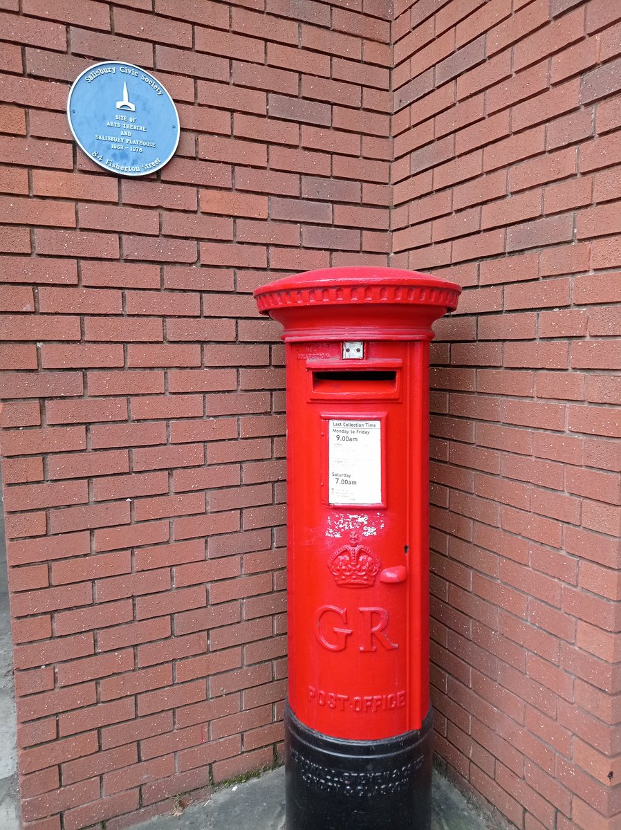 At the site of the Arts Centre & old Salisbury Playhouse (1953-1976) stands a GR #Postbox

#PostboxSaturday #Bricks #BluePlaque 

@artcath @letterappsoc @BrickwrksMuseum @HistoryTrust