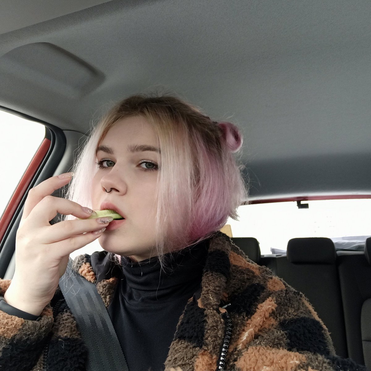 мама: ты не выйдешь на улицу без завтрака
я: ок