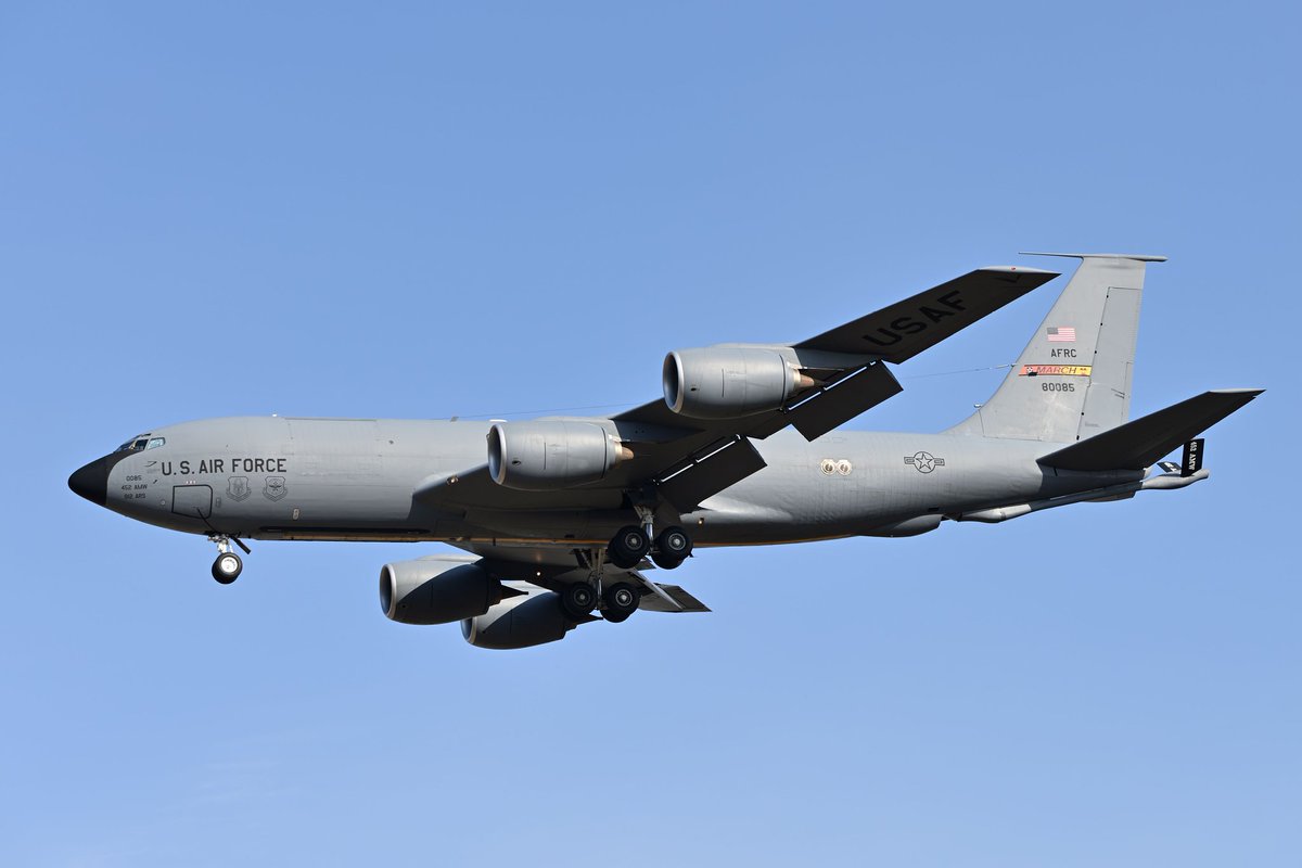 modelight329's tweet image. 2023/03/04
昨日の夜来たRCが18から上がりたいと言っていたので、MARCHのKC撮ったら18側に移動しようと思ってたけど、渋滞で間に合いそうもないから36側から逆光でRC-135S撮りました😅
#RJTY #横田基地