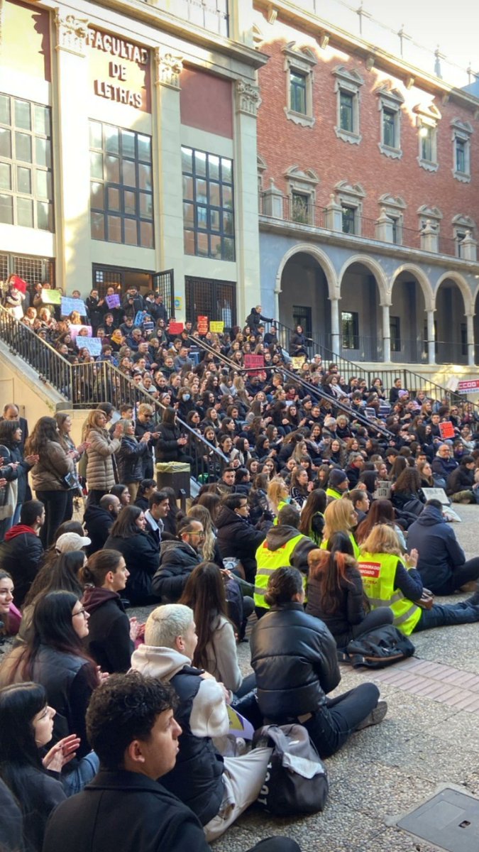 bebop_sam's tweet photo. Muchas gracias a todos los que nos apoyan. Gracias a mis compañeros y a los profes que luchan con nosotros. Y muchas gracias por confiar en mí para representaros. 

Para esto estamos aquí. Vosotros sois el verdadero orgullo UMU.

Letras no se toca. La educación no se toca. 

❤️ https://t.co/Mi0Bvu0LmH