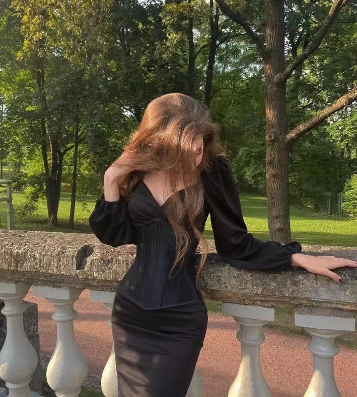 The most attractive woman, not necessarily born beauty, but must have a unique temperament
