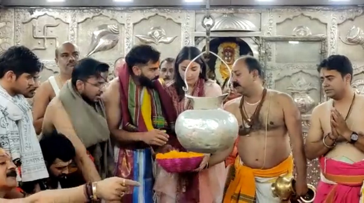 Jaspreeetsingh_'s tweet image. उज्जैन में क्रिकेटर  विराट कोहली और अभिनेत्री अनुष्का शर्मा  ने किए बाबा महाकाल के भस्मारती दर्शन । 
@AnushkaSharma
@imVkohli 
#AnushkaSharma #Mahakal #Virushka #Ujjain #picoftheday #MadhyaPradesh #महाकाल