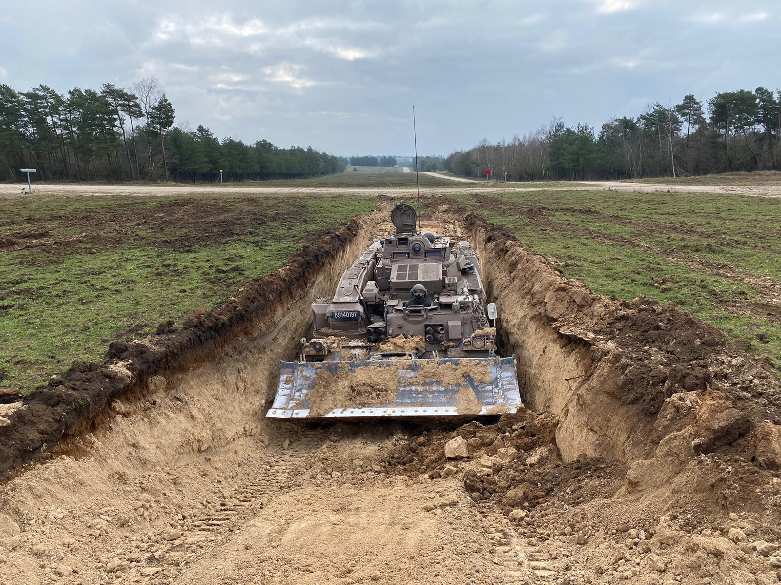 FqXKFmfWwAEjgCe?format=jpg&name=large