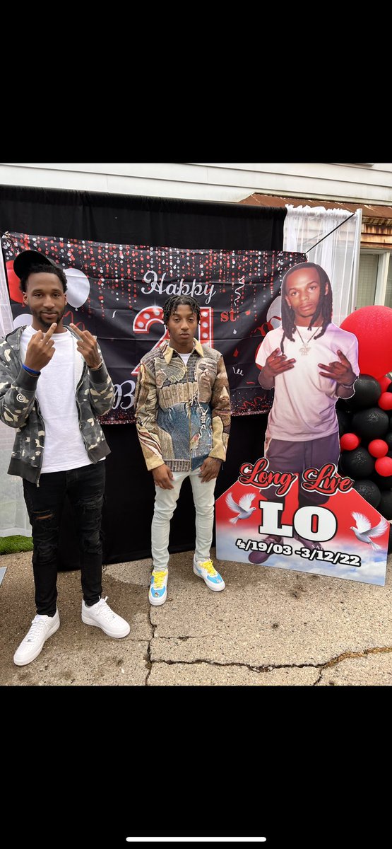 LoWorldDuece's tweet photo. I gotta take some more pics Twitter imma start this year on bro 😂🥴 https://t.co/fbXkpIw6Od