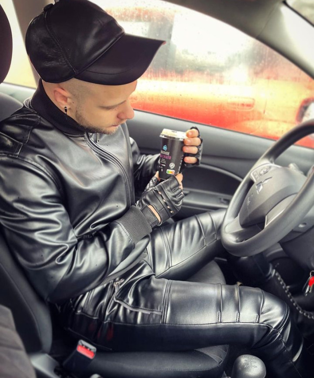 FrankKolt's tweet photo. young perfect #leatherman #leatherdriver https://t.co/o1Sr2FzDqX