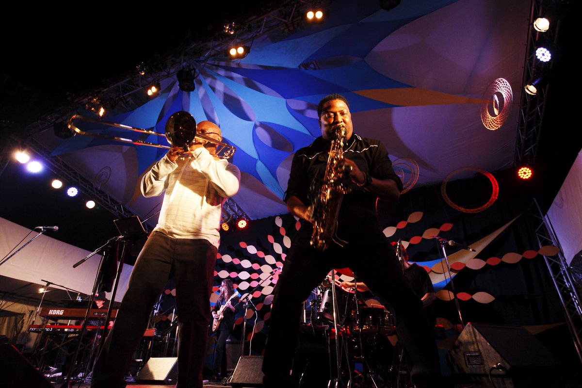 NBTFofficial's tweet photo. 本日(3/4)は、“NOTHING BUT THE FUNK” のサックス&ヴォーカル、スーパーエンターテイナー、エディ (Eddie M.) のお誕生日🎷🎂!ハッピーバースデー、エディ🎉✨👏㊗️!
Photo by YUMA TOSTUKA, DAISUKE HIRANO)
#NBTF #nothingbutthefunk #eddiem https://t.co/PgpdHV0KNa