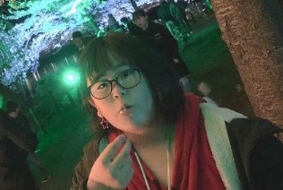 Cheekama_2's tweet photo. 1枚目:中一の時の芋すぎる頃の私
2枚目:昼に死ぬ気で盛った虫歯ポーズ

垢抜けたでしょ？ぶりっ子も覚えたのヨ https://t.co/GLntnkOSLA