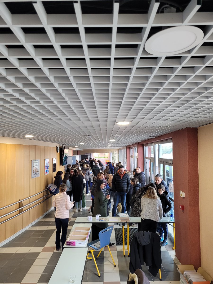 CiteSur's tweet photo. La cité scolaire Gaston Crampe ouvre ses portes ce samedi 4 mars de 9h à 16h. Déjà une forte affluence pour découvrir le savoir-faire de l'ensemble des personnels mobilisés. Une belle journée en perspective... https://t.co/UbMuES9nuM
