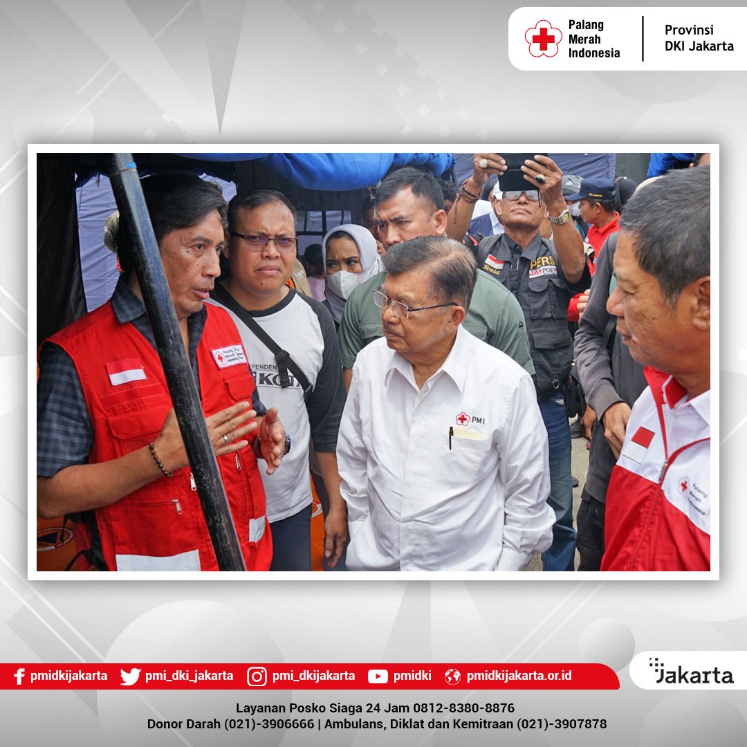 Ketua Umum PMI, H. Jusuf Kalla didampingi Ketua PMI Provinsi DKI Jakarta, Rustam Effendi meninjau posko pengungsian korban kebakaran depo Pertamina Plumpang di PMI Kota Jakarta Utara, 4 Maret 2023.