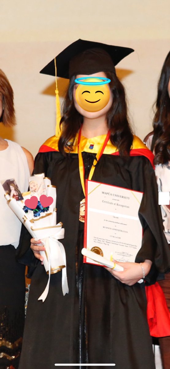 hhj_pisces's tweet photo. skl I graduated last Feb 2 and I was able to take official pictures from the ceremony with my pc bouquet and ayon si hyunjin and yunjin so kasama ko sila gumraduate and umakyat ng stage 😌🫶🏻 https://t.co/gxpAmOtLdw