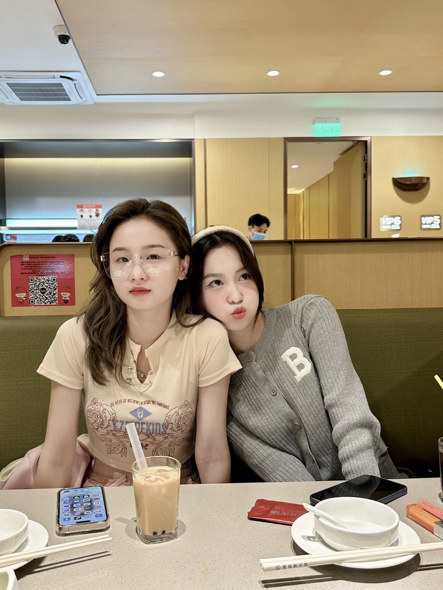 LuvLikeOfficial's tweet photo. Ía lêu lêu mấy bạn không có cặp 😝
#nini #anna #luvlike https://t.co/fvRWpeoBto