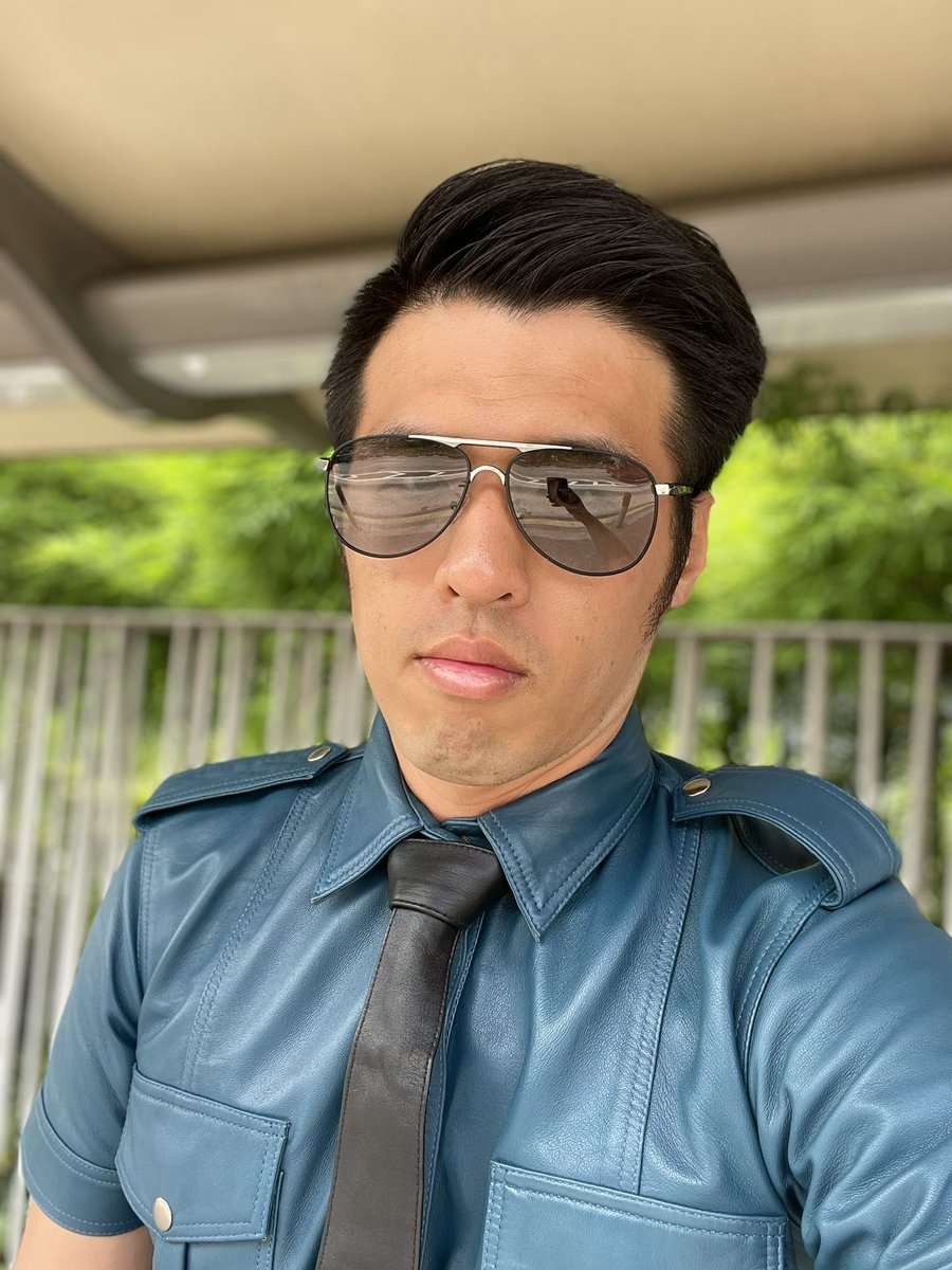 leathersuitsng's tweet photo. Who wants to board the next bus with me?  🙋‍♂️🙋‍♂️🙋‍♂️

.
#leather #leatheruniform #leathermen #bluf #tomoffinland #leathersuit #leathergear #leatherboots #kinks #bus #busstop https://t.co/ut7EA4h1tY